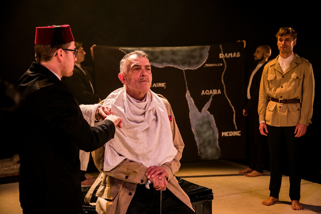 LAWRENCE d'Éric Bouvron et Benjamin Penamaria