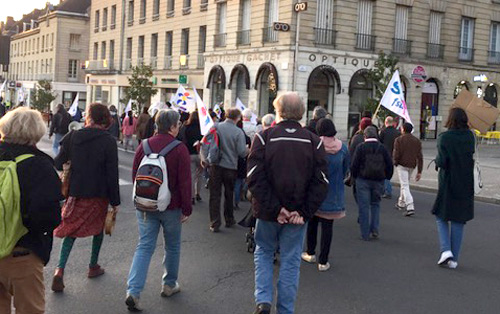 Des enfants à la rue, on manifeste.