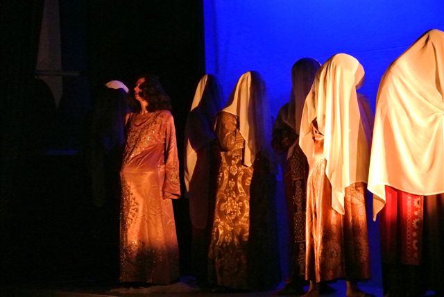 À MON ÂGE JE ME CACHE  ENCORE POUR FUMER De Rayhana